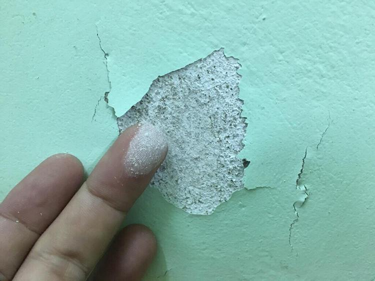 Trong các bước sơn tường cũ, cần thực hiện làm mịn lớp tường bong tróc trước khi sơn mới